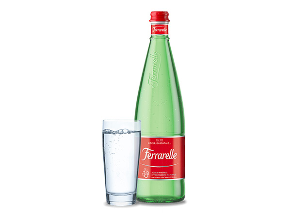 Bottiglie-d-acqua-san-bernardo-con-fornitura-per-azienda-modena